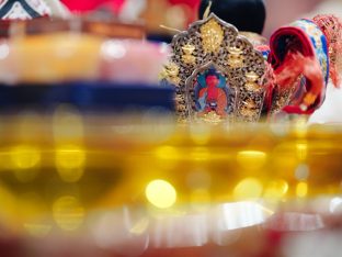 Thaye Dorje, His Holiness the 17th Gyalwa Karmapa, receives the Kudung of his father, the eminent spiritual master His Eminence the 3rd Jamgon Ju Mipham Namgyal Gyatso Tshojung Gyepe Dorje, at the Karmapa International Buddhist Institute in New Delhi. Photo: Tokpa Korlo.