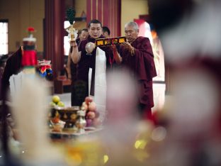 Thaye Dorje, His Holiness the 17th Gyalwa Karmapa, receives the Kudung of his father, the eminent spiritual master His Eminence the 3rd Jamgon Ju Mipham Namgyal Gyatso Tshojung Gyepe Dorje, at the Karmapa International Buddhist Institute in New Delhi. Photo: Tokpa Korlo.