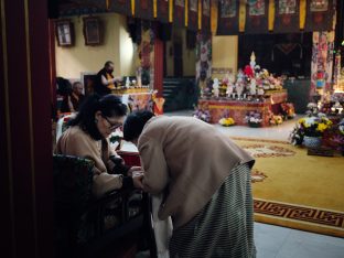 Pujas for His Eminence the 3rd Jamgon Ju Mipham Namgyal Gyatso Tshojung Gyepe Dorje, presided over by Thaye Dorje, His Holiness the 17th Gyalwa Karmapa. Photo: Tokpa Korlo.