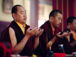 Pujas for His Eminence the 3rd Jamgon Ju Mipham Namgyal Gyatso Tshojung Gyepe Dorje, presided over by Thaye Dorje, His Holiness the 17th Gyalwa Karmapa. Photo: Tokpa Korlo.