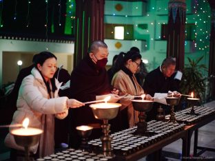 Pujas for His Eminence the 3rd Jamgon Ju Mipham Namgyal Gyatso Tshojung Gyepe Dorje, presided over by Thaye Dorje, His Holiness the 17th Gyalwa Karmapa. Photo: Tokpa Korlo.