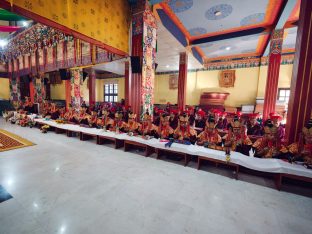 Pujas for His Eminence the 3rd Jamgon Ju Mipham Namgyal Gyatso Tshojung Gyepe Dorje, presided over by Thaye Dorje, His Holiness the 17th Gyalwa Karmapa. Photo: Tokpa Korlo.