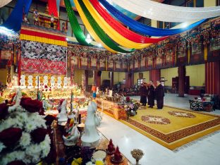 Pujas for His Eminence the 3rd Jamgon Ju Mipham Namgyal Gyatso Tshojung Gyepe Dorje, presided over by Thaye Dorje, His Holiness the 17th Gyalwa Karmapa. Photo: Tokpa Korlo.