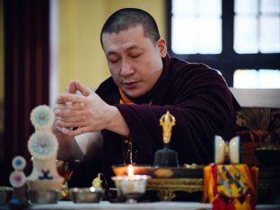 Pujas for His Eminence the 3rd Jamgon Ju Mipham Namgyal Gyatso Tshojung Gyepe Dorje, presided over by Thaye Dorje, His Holiness the 17th Gyalwa Karmapa. Photo: Tokpa Korlo.