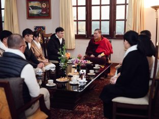 Pujas for His Eminence the 3rd Jamgon Ju Mipham Namgyal Gyatso Tshojung Gyepe Dorje, presided over by Thaye Dorje, His Holiness the 17th Gyalwa Karmapa. Photo: Tokpa Korlo.