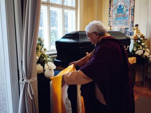 Thaye Dorje, His Holiness the 17th Gyalwa Karmapa, visits the Europe Centre to pay his respects to the late Lama Ole Nydahl.