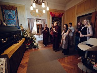 Thaye Dorje, His Holiness the 17th Gyalwa Karmapa, visits the Europe Centre to pay his respects to the late Lama Ole Nydahl.