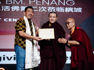 Thaye Dorje, His Holiness the 17th Gyalwa Karmapa, visits Karma Parchin Ling Buddhist Centre, Penang, Malaysia. Photo: Tokpa Korlo.