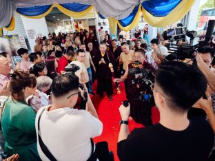 Thaye Dorje, His Holiness the 17th Gyalwa Karmapa, visits Karma Parchin Ling Buddhist Centre, Penang, Malaysia. Photo: Tokpa Korlo.