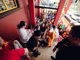 Thaye Dorje, His Holiness the 17th Gyalwa Karmapa, visits KKDSKL as part of the centre’s 50th anniversary celebrations.