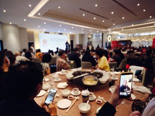 Thaye Dorje, His Holiness the 17th Gyalwa Karmapa, visits KKDSKL as part of the centre’s 50th anniversary celebrations.