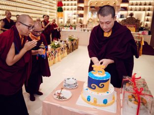 Thaye Dorje, His Holiness the 17th Gyalwa Karmapa, visits Sungai Petani, Malaysia. Photo: Tokpa Korlo.
