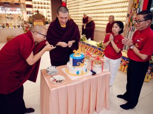 Thaye Dorje, His Holiness the 17th Gyalwa Karmapa, visits Sungai Petani, Malaysia. Photo: Tokpa Korlo.