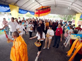 Thaye Dorje, His Holiness the 17th Gyalwa Karmapa, visits Sungai Petani, Malaysia. Photo: Tokpa Korlo.