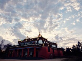 Thaye Dorje, His Holiness the 17th Gyalwa Karmapa, visits the Dhagpo Kundrol Ling monastery in France. Photo: Tokpa Korlo.