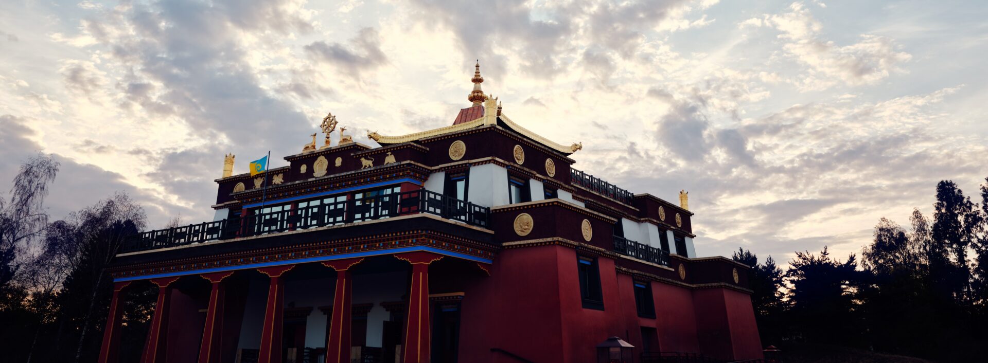 Thaye Dorje, His Holiness the 17th Gyalwa Karmapa, visits the Dhagpo Kundrol Ling monastery in France. Photo: Tokpa Korlo.