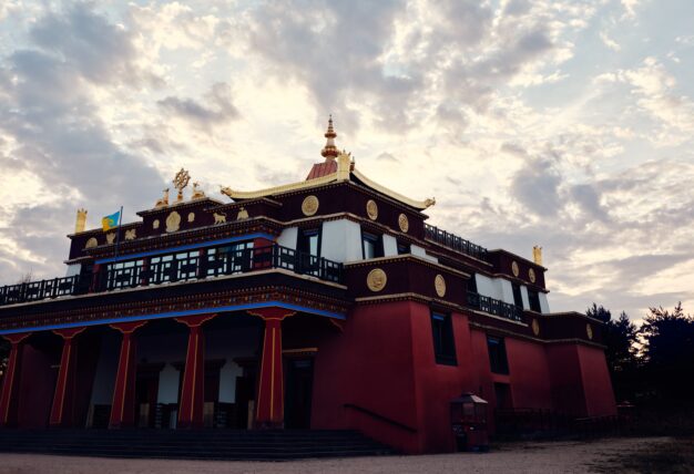 Thaye Dorje, His Holiness the 17th Gyalwa Karmapa, visits the Dhagpo Kundrol Ling monastery in France. Photo: Tokpa Korlo.