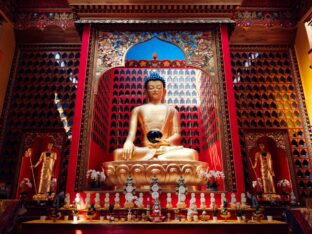 Thaye Dorje, His Holiness the 17th Gyalwa Karmapa, visits the Dhagpo Kundrol Ling monastery in France. Photo: Tokpa Korlo.