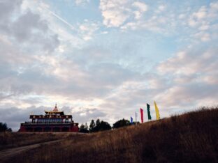 Thaye Dorje, His Holiness the 17th Gyalwa Karmapa, visits the Dhagpo Kundrol Ling monastery in France. Photo: Tokpa Korlo.