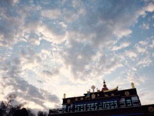 Thaye Dorje, His Holiness the 17th Gyalwa Karmapa, visits the Dhagpo Kundrol Ling monastery in France. Photo: Tokpa Korlo.