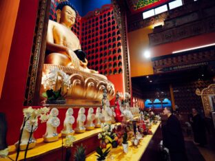 Thaye Dorje, His Holiness the 17th Gyalwa Karmapa, visits the Dhagpo Kundrol Ling monastery in France. Photo: Tokpa Korlo.