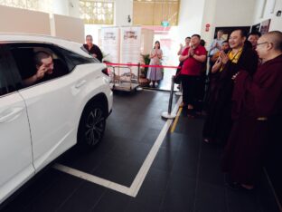 Thaye Dorje, His Holiness the 17th Gyalwa Karmapa, receives empowerments from His Eminence Luding Khen Rinpoche in Singapore, October 2026