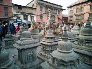 Karmapa visited Swayambhu, (Tibetan for ‘Sublime Trees’), an ancient piece of Buddhist architecture on top of a tree-lined hill in the Kathmandu Valley.