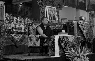 Thaye Dorje, His Holiness the 17th Gyalwa Karmapa, with a photo of his late teacher His Holiness Kunzig Shamar Rinpoche, during the Karmapa Public Course at KIBI. Photo / Norbu Zangpo