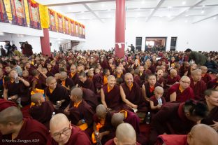 More than 3000 local people, as well as Jigme Rinpoche and a group of Guru Yoga retreatants, come together at the Sharminub Institute to receive the Empowerment of Buddha Amitayus (a long-life empowerment) from Karmapa