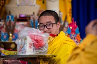 On day four of the 2019 Kagyu Monlam, Thaye Dorje, His Holiness the 17th Gyalwa Karmapa, visited the private residence of His Eminence Luding Khenchen Rinpoche (Photo/Norbu Zangpo)