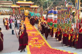 Thaye Dorje, His Holiness the 17th Gyalwa Karmapa, arrives to preside over the ceremonies. Monks from Rumtek Monastery, Karmapa’s main seat-in-exile, and the Kalimpong Shedra welcome him in a festive ceremony.