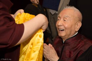 Mr Shiah, a devoted follower and sponsor of His Holiness the late 16th Gyalwa Karmapa Rangjung Rigpe Dorje, comes with a group of his family members and followers to receive Karmapa’s blessing and advice