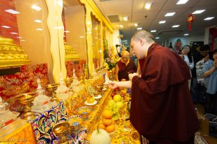 Thaye Dorje, His Holiness the 17th Gyalwa Karmapa, visits Khenpo Karsang’s Kagyu Library in Hong Kong