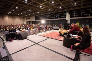 Over a thousand people attend dharma teachings by Thaye Dorje, His Holiness the 17th Gyalwa Karmapa
