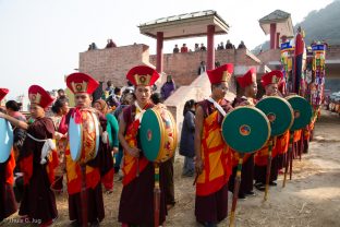 More than 3000 local people, as well as Jigme Rinpoche and a group of Guru Yoga retreatants, come together at the Sharminub Institute to receive the Empowerment of Buddha Amitayus (a long-life empowerment) from Karmapa