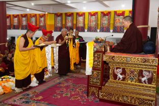 More than 3000 people came together at the Sharminub Institute to receive the Empowerment of Buddha Amitayus (a long-life empowerment) from Karmapa. Centre: Jigme Rinpoche, Karmapa's General Secretary