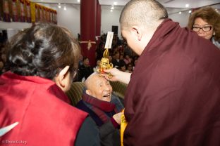 Karmapa blesses Master Shiah