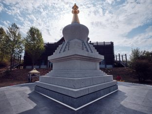 Day two in Dhagpo 2019: Thaye Dorje, His Holiness the 17th Gyalwa Karmapa, offers teachings and an empowerment to 3,000 students