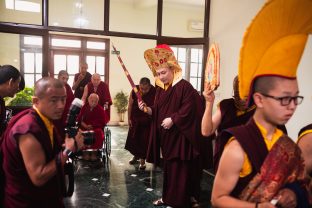 His Eminence Luding Khenchen Rinpoche arrives. Many monks from Karma Kagyu monasteries were in attendance for the historic hair-cutting ceremony of Thugsey, Karmapa's son