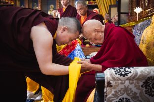 A moment of deep respect between Thaye Dorje, His Holiness the 17th Gyalwa Karmapa, and His Eminence Luding Khenchen Rinpoche