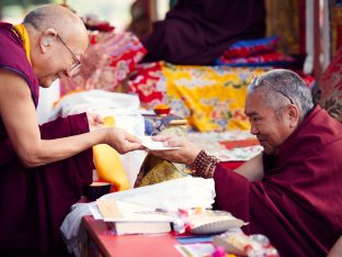 On day four of the 2019 Kagyu Monlam, Thaye Dorje, His Holiness the 17th Gyalwa Karmapa, visited the private residence of His Eminence Luding Khenchen Rinpoche (Photo/Tokpa Korlo)