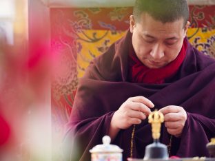 On day four of the 2019 Kagyu Monlam, Thaye Dorje, His Holiness the 17th Gyalwa Karmapa, visited the private residence of His Eminence Luding Khenchen Rinpoche (Photo/Tokpa Korlo)