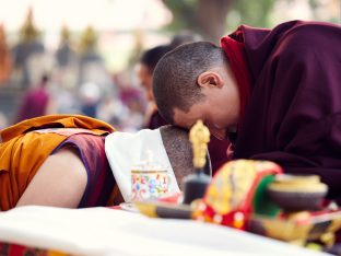 On day four of the 2019 Kagyu Monlam, Thaye Dorje, His Holiness the 17th Gyalwa Karmapa, visited the private residence of His Eminence Luding Khenchen Rinpoche (Photo/Tokpa Korlo)