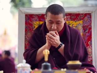 On day four of the 2019 Kagyu Monlam, Thaye Dorje, His Holiness the 17th Gyalwa Karmapa, visited the private residence of His Eminence Luding Khenchen Rinpoche (Photo/Tokpa Korlo)