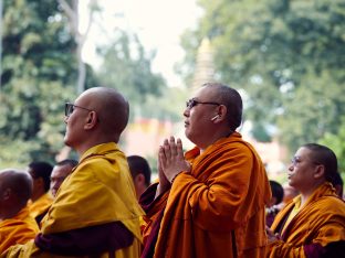 On day four of the 2019 Kagyu Monlam, Thaye Dorje, His Holiness the 17th Gyalwa Karmapa, visited the private residence of His Eminence Luding Khenchen Rinpoche (Photo/Tokpa Korlo)