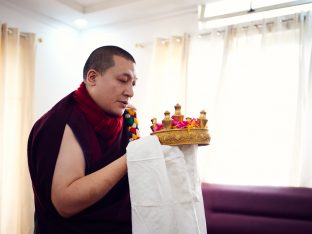 On day four of the 2019 Kagyu Monlam, Thaye Dorje, His Holiness the 17th Gyalwa Karmapa, visited the private residence of His Eminence Luding Khenchen Rinpoche (Photo/Tokpa Korlo)