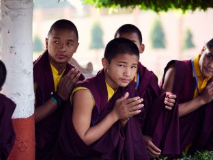 On day four of the 2019 Kagyu Monlam, Thaye Dorje, His Holiness the 17th Gyalwa Karmapa, visited the private residence of His Eminence Luding Khenchen Rinpoche (Photo/Tokpa Korlo)