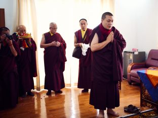 On day four of the 2019 Kagyu Monlam, Thaye Dorje, His Holiness the 17th Gyalwa Karmapa, visited the private residence of His Eminence Luding Khenchen Rinpoche (Photo/Tokpa Korlo)