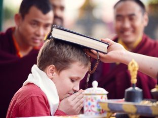 On day four of the 2019 Kagyu Monlam, Thaye Dorje, His Holiness the 17th Gyalwa Karmapa, visited the private residence of His Eminence Luding Khenchen Rinpoche (Photo/Tokpa Korlo)