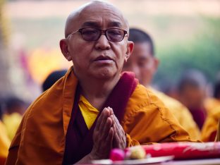 Thaye Dorje, His Holiness the 17th Gyalwa Karmapa, presides over aspiration prayers on the final day of the 2019 Kagyu Monlam, Bodh Gaya, India. Photo / Tokpa Korlo